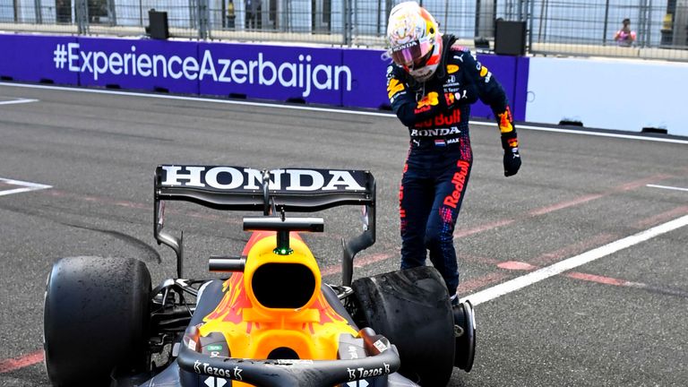 Max Verstappen tritt nach seinem Reifenplatzer in Baku wütend gegen seinen Wagen.