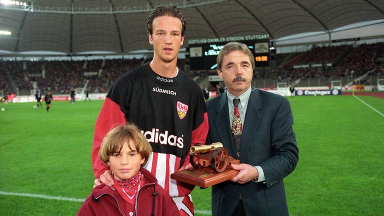 ... wurde der heutige Fußballmanager Fredi Bobic in der Saison 1995/1996 Torschützenkönig der Bundesliga. Er erzielte 17 Tore für den VfB Stuttgart.