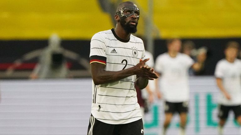 In Chelsea hat sich Antonio Rüdiger enorm entwickelt, ist physisch um einiges stärker und hat seine Antizipation verbessert. Er könnte der vielfach thematisierten Abwehr Halt geben.