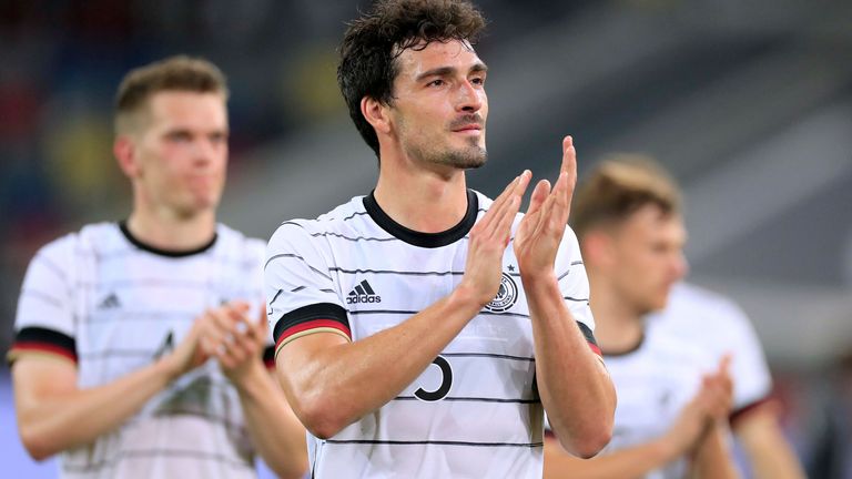 Mats Hummels hat sich wieder in die deutsche Abwehr gespielt, fungiert als Spieleröffner und reiht sich in die Mannschaft ein. Wie er unter Druck gegen Top-Nationen hält, wird sich zeigen.