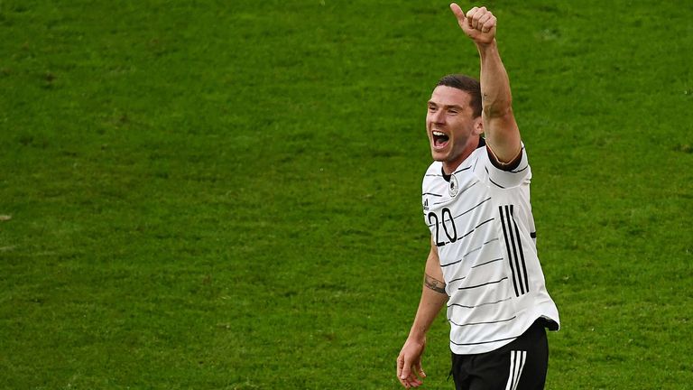 Robin Gosens ist zwar nicht die Ideallösung im Weltfußball, hat sich aber festgespielt - sodass nicht mehr über Alternativen gesprochen wird. Zeigte, dass er auch für Tore sorgen kann.