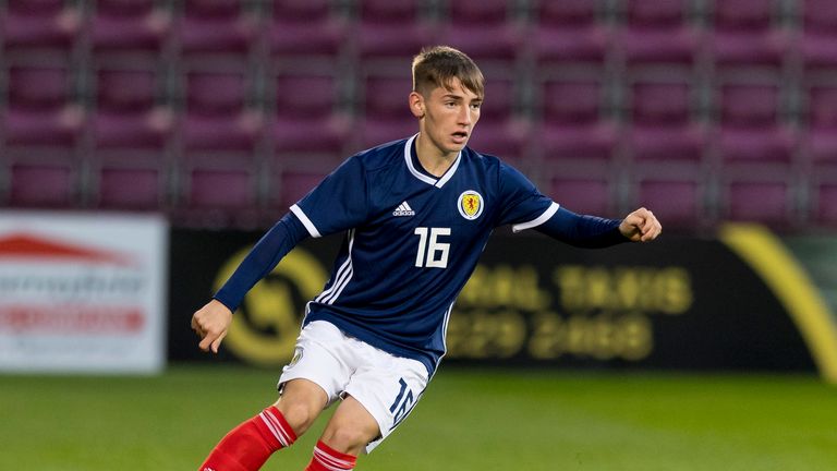 Billy Gilmour überlegt seinen nächsten Spielzug.