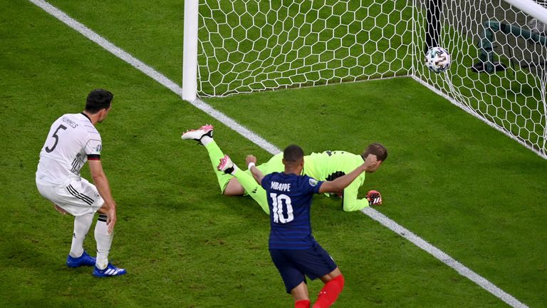 1. Spieltag: Frankreich - Deutschland, 1:0 Mats Hummels (20. Minute)