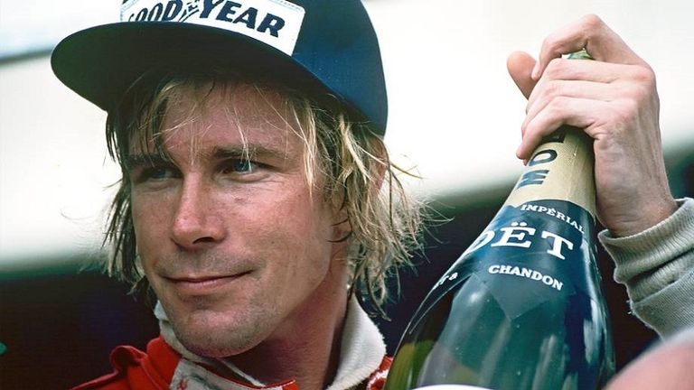 Draufgänger, ewiger Rivale von Niki Lauda, F1-Legende: James Hunt war eine schillernde Persönlichkeit. 1977 holte der Brite seinen einzigen WM-Titel. Ein Rückblick auf zehn seiner besten Rennmanöver.