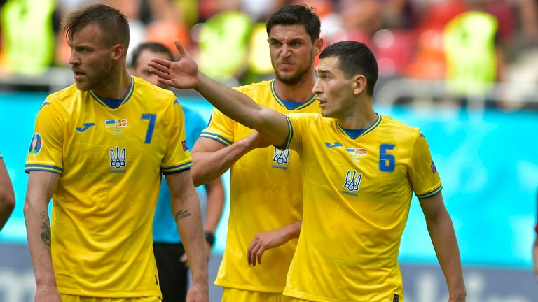 Die beiden Ukrainer Andrej Jarmolenko (l.) und Roman Jaremtschuk (hinten) trafen sowohl im ersten als auch im zweiten Spiel dieser EM. Es kam noch nie vor, dass zwei Stürmer eines Landes in den ersten beiden Spielen bei einer EURO jeweils treffen.