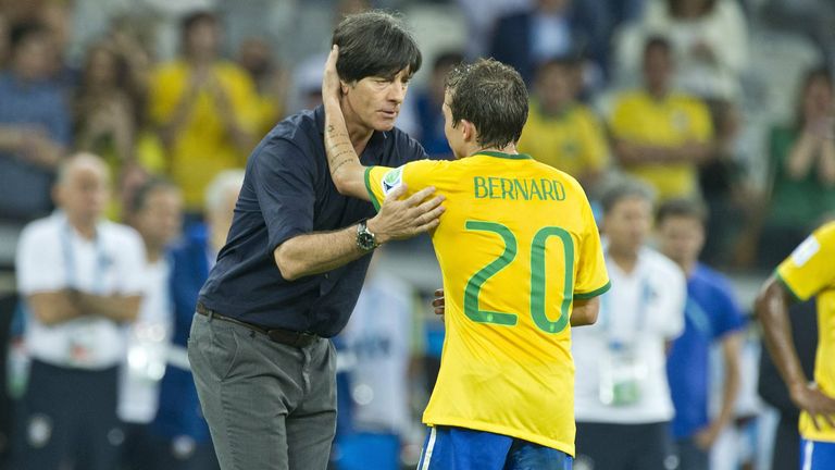 7:1! Im Halbfinale zerlegt Deutschland Gastgeber Brasilien. Löw sagte in der Halbzeit zu seinen Spielern, sie sollen zwar nicht locker lassen, aber auch nicht respektlos werden.