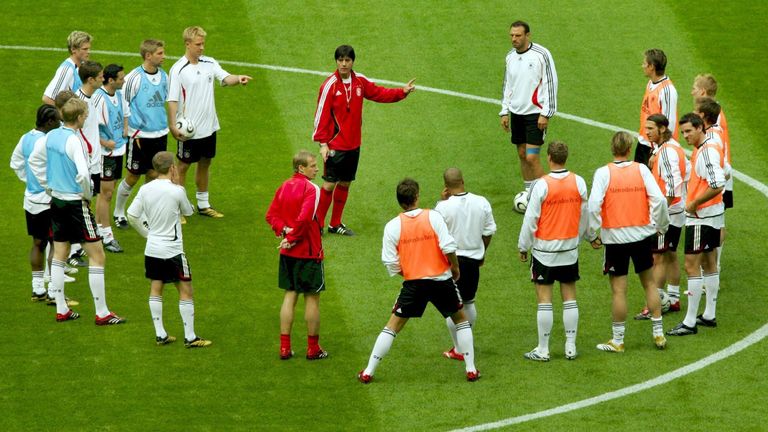 Bei der WM 2006 im eigenen Land soll das deutsche Team um Co Löw so weit wie möglich kommen.
