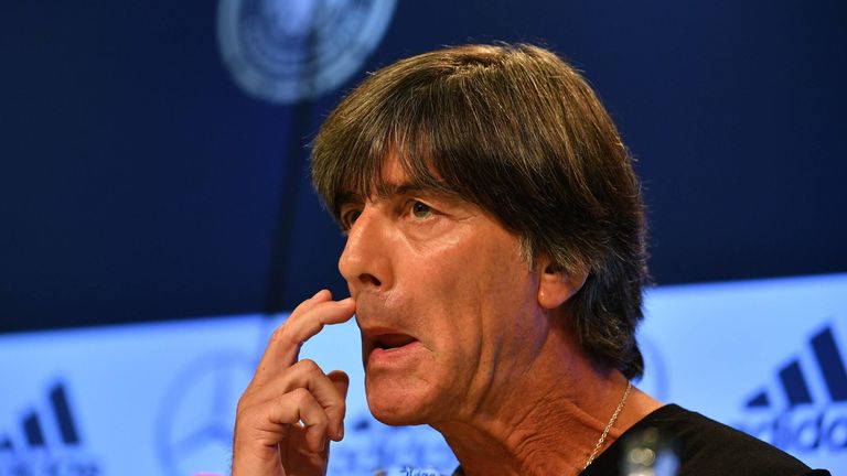 Nach der verkorksten WM 2018 werden die Rufe nach Löws Rücktritt laut. Er bleibt aber und will einen Umbruch einleiten.