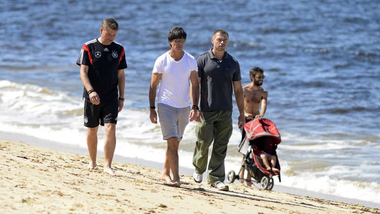Es herrscht gute Stimmung im Campo Bahia. Löw geht gerne am Strand spazieren.