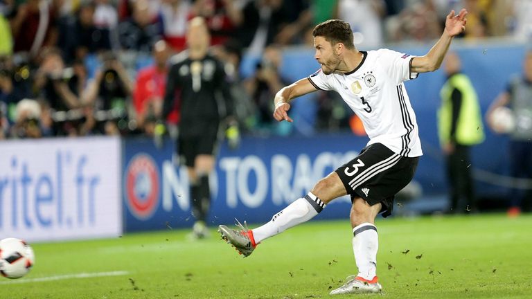 EM 2016: Es ist das erste Mal, dass Deutschland Italien bei einem großen Turnier schlagen kann. Nach Elfmeterschießen ziehen Jonas Hector, Manuel Neuer & Co. ins Halbfinale ein...