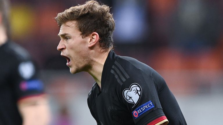 JOSHUA KIMMICH: Ein Verlierer kann ein Gewinner werden. Kimmich sieht sich als gewandter Strippenzieher in der Zentrale, dort, wo das Spiel am lautesten pulsiert - er ist auch unverzichtbar, muss aber wie Philipp Lahm 2014 auf der rechten Außenbahn ran: Im Sinne des Erfolges. Die Fäden spinnen im Mittelfeld Toni Kroos und Ilkay Gündogan. Springt am Ende der Titel heraus, wird Kimmich sich kaum beklagen.