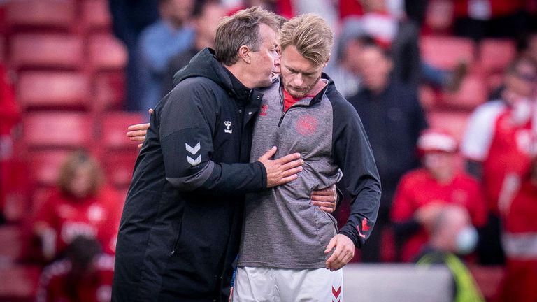 Dänemark-Coach Kasper Hjulmand (l.) spricht über die schweren Minuten nach dem Zusammenbruch von Christian Eriksen. 