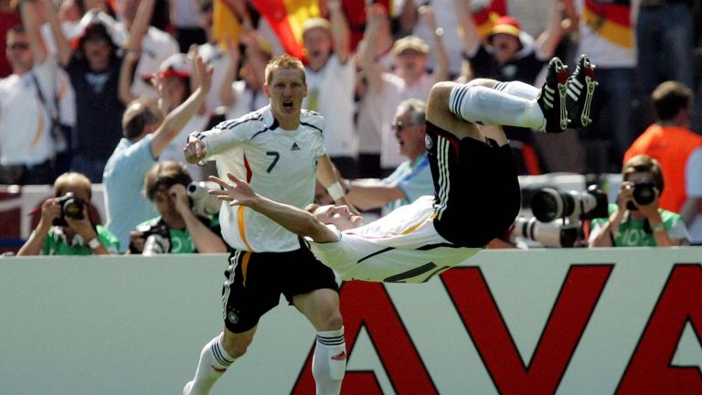 Klose erzielt beim 3:0-Sieg zwei Tore, die er in seiner typischen Art mit Salto feiert. Das DFB-Team unterliegt erst im Halbfinale unglücklich gegen den späteren Weltmeister Italien.