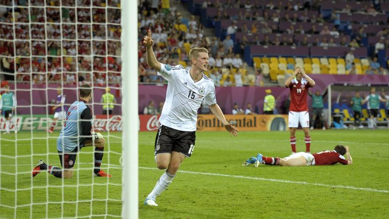 Lars Bender erzielt in der 80. Minute den Siegtreffer für das DFB-Team, das im Viertelfinale 4:2 gegen Griechenland gewinnt, aber im Halbfinale gegen Italien ausscheidet.