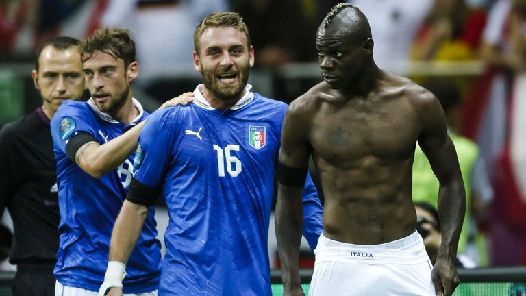 Aus im Halbfinale gegen Italien: Der doppelter Mario Balotelli schlägt zu. Löw muss weiter auf einen Titel warten.