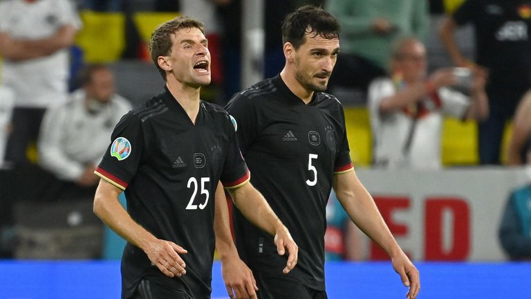 Löw revidiert seinen Rauswurf und nominiert Hummels und Müller für das letzte Turnier, bei dem er Bundestrainer der deutschen Nationalmannschaft ist.