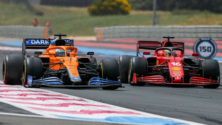 McLaren (l.) hat aktuell im Kampf um Platz drei in der Konstrukteurs-Wertung die Nase gegenüber Ferrari (r.) vorne. 