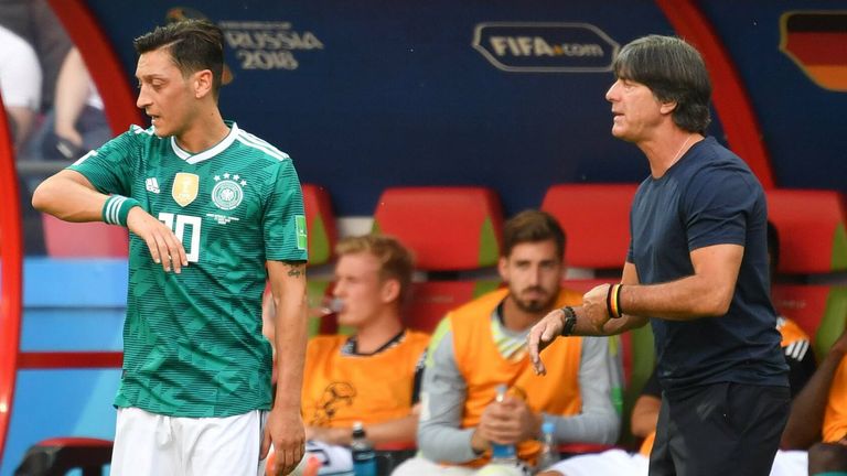 2018 nach der WM beendet Löws einstiger Lieblingsspieler Mesut Özil seine Karriere in der Nationalmannschaft. Nach der Erdogan-Affäre fühle er sich vom DFB schlecht behandelt, geht aber nicht den Bundestrainer in Person an.