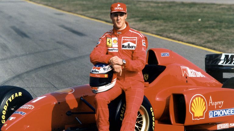 ... begann die Ära Michael Schumacher bei Ferrari. Zur Saison 1996 wechselte der Formel-1-Fahrer zur Scuderia, wo er bis 2006 aktiv war.  Mit dem italienischen Rennstall wurde er fünfmal in Folge Weltmeister. 