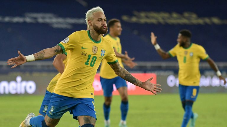 Neymar feiert sein Tor beim 4:0 gegen Peru.