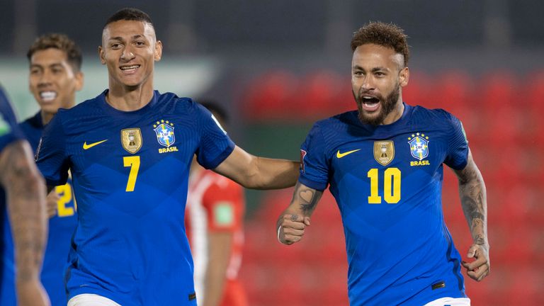 Die brasilianische Nationalmannschaft um PSG-Superstar Neymar  (rechts) feiert den sechsten Sieg im sechsten Spiel.