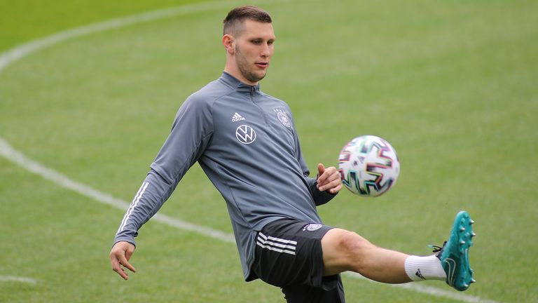 NIKLAS SÜLE: Süle galt lange als deutscher Abwehrchef für die EM und wird nun wahrscheinlich auf der Bank sitzen. Was ist passiert? Er hat körperlich nach Kreuzband- und Muskelfaserriss noch Rückstand, den er in intensiven Einheiten aufzuholen versucht. Mats Hummels kam zurück und ist gesetzt - Antonio Rüdiger flog an Süle vorbei. In der Viererkette ohne Einsatzchance, in der Dreier-Variante zieht Löw Matthias Ginter vor. 