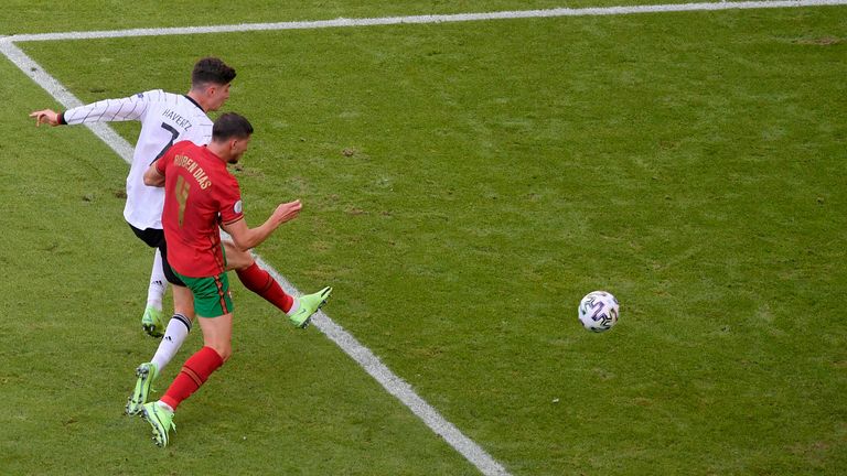Gegen die DFB-Elf haben mit Ruben Dias (Bild) und Raphael Guerreiro gleich zwei Spieler ins eigene Netz getroffen. Damit ist Portugal das erste europäische Team, das bei einer Welt- oder Europameisterschaft zwei Eigentore in einem Spiel erzielt hat.