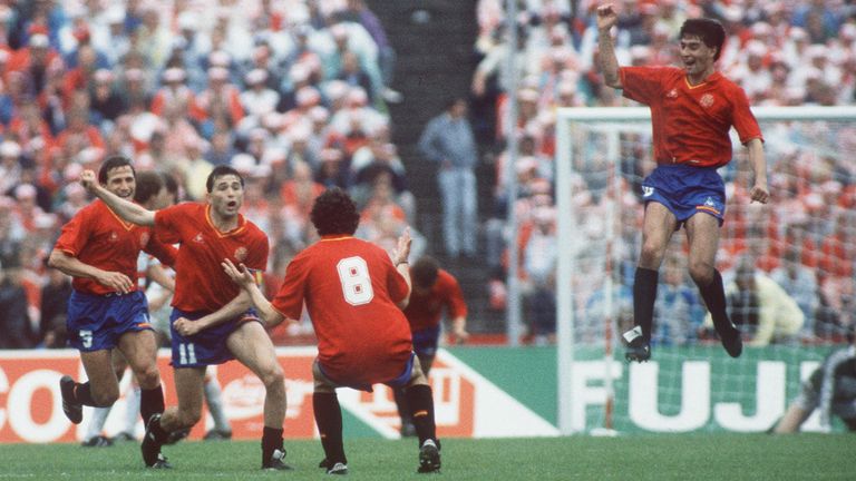 Platz 4: RAFAEL GORDILLO (2. v. l.). Distanz: 31,2 Meter. Im Spiel Spanien gegen Dänemark 1988.