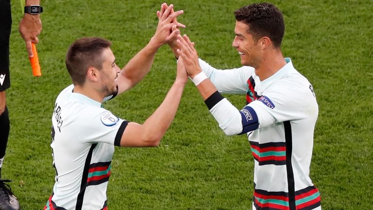Die beiden Torschützen aus Portugals Austakt-Match: Raphael Guerreiro und Cristiano Ronaldo.