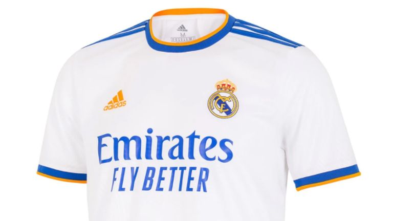 Real Madrid präsentiert das neue Heimtrikot für die Saison 2021/22. Natürlich spielen die Königlichen in einem weißen Trikot. Für Farbtupfer sorgen die blau-gelben Streifen an Ärmel und Hals (Quelle: realmadrid.com). 