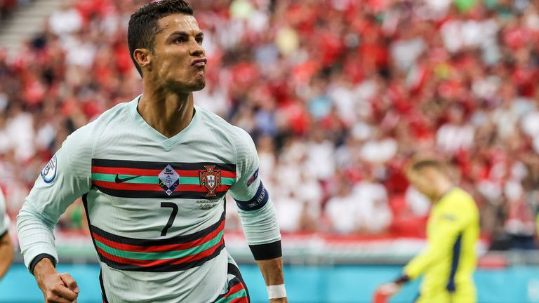 Portugals Superstar Cristiano Ronaldo erzielte beim 3:0-Sieg im Auftaktmatch gegen Ungarn seine EM-Tore zehn und elf. Damit schnappte er sich die alleinige Bestmarke als EM-Rekordtorjäger. Zuvor teilte er sich diesen Meilenstein mit Michel Platini.