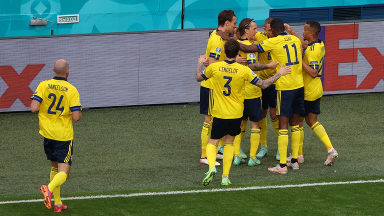 9. Schweden: In Abwesenheit von Superstar Zlatan Ibrahimovic wurden den Schweden nur Außenseiter-Chancen eingeräumt. Mit sieben Punkten haben sie sich jedoch vor Spanien den Gruppensieg geschnappt. Am Dienstag kommt es zum Duell mit der Ukraine.