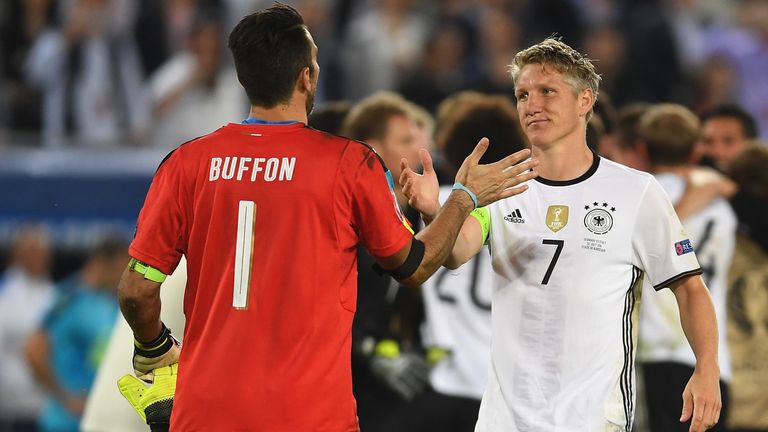Gianluigi Buffon (l.) und Bastian Schweinsteiger (r.) sind EM-Rekordspieler in ihren Ländern.