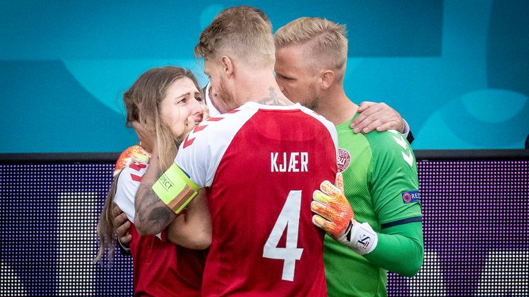 Simon Kjaer und Keeper Kasper Schmeichel trösten die Freundin von Christian Eriksen, nachdem dieser während des Spiels zusammengebrochen war.