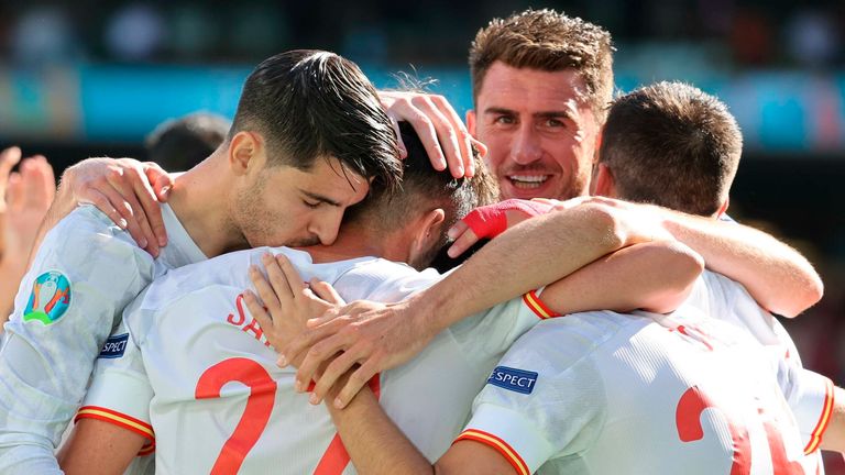 Spanien zieht fulminant ins Achtelfinale der Europameisterschaft ein.
