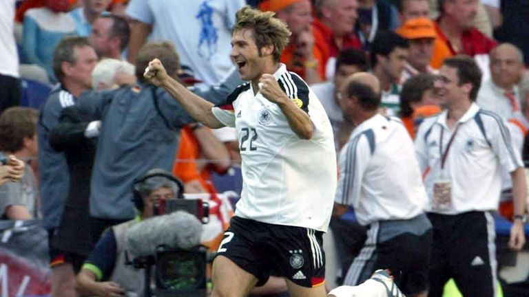 Platz 2: TORSTEN FRINGS. Distanz: 35,3 Meter. Im Spiel Deutschland gegen Niederlande 2004.
