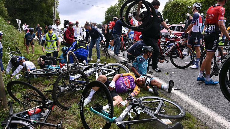Auf der ersten Etappe der Tour de France 2021 kam es zu zwei großen Unfällen.