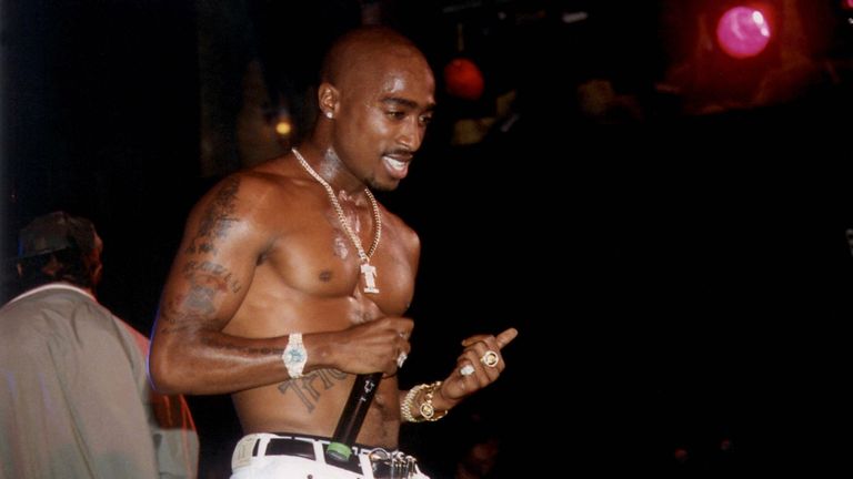 ... wurde der US-amerikanische Rapper Tupac Shakur angeschossen. Zuvor war es zu Auseinandersetzungen mit Gangmitgliedern gekommen. Sechs Tage später erlag er seinen Verletzungen. Der Musiker verkaufte weltweit etwa 75 Millionen Tonträger.