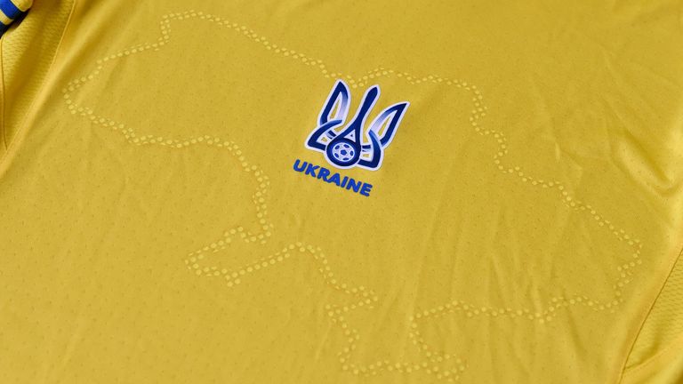 Das ukrainische Trikot zeigt die Umrisse des Landes auf der Brust - inklusive Krim, Donezk und Lugansk.