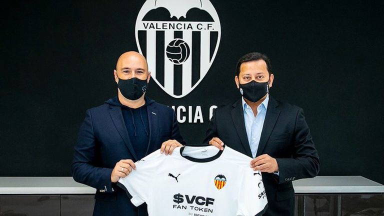 Der FC Valencia wirbt als erster Klub überhaupt mit seinem Fan-Token auf der Brust. (Quelle: twitter@valciacf)