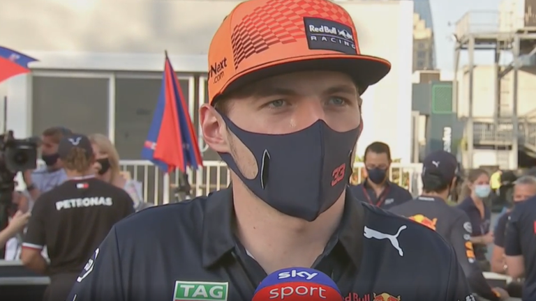 Ein enttäuschter Max Verstappen spricht nach dem Baku-GP am Sky Mikro. 