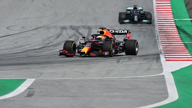 Max Verstappen zieht Lewis Hamilton nach dem Start davon