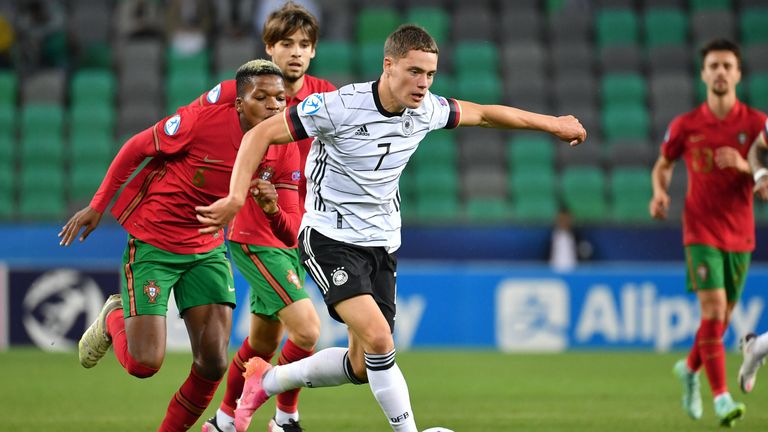 FLORIAN WIRTZ: Der Youngster hat seinen Vertrag bei Bayer Leverkusen erst kürzlich bis 2026 verlängert. Der 18-Jährige wird nach Sky Infos in der kommenden Saison definitiv für die Werkself auflaufen.