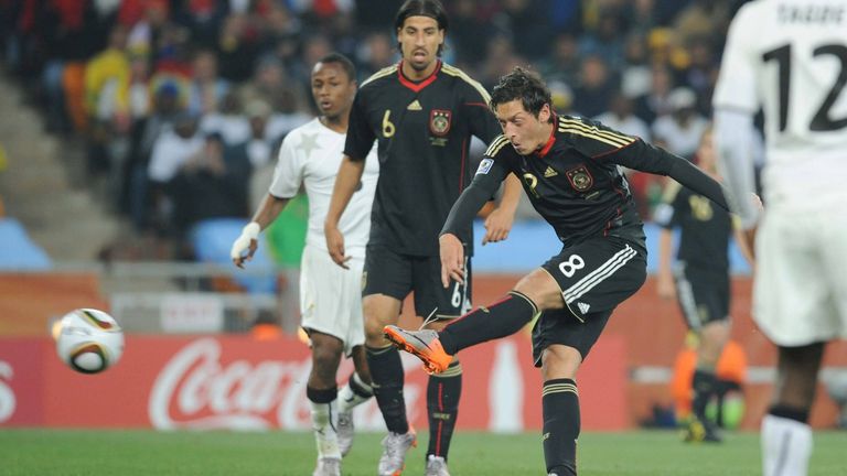 Bei der WM 2010 startet die deutsche Mannschaft mit einem überzeugenden 4:0 gegen Australien. Doch im zweiten Spiel verliert das Team um Kapitän Philipp Lahm 0:1 gegen Serbien. Im letzten Gruppenspiel gegen Ghana erlöst Mesut Özil die DFB-Auswahl.