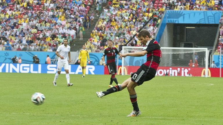 Bei der WM 2014 läuft es ähnlich wie vier Jahre zuvor in Südafrika. Deutschland fertigt zum Auftakt Portugal 4:0 ab, muss dann aber nach einem 2:2 gegen Ghana um den Einzug ins Achtelfinale bangen. In Recife erzielt Thomas Müller das einzige Tor.