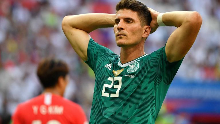 Zwei Jahre später steht  Gomez mit der deutschen Mannschaft nach einem 0:1 zum Auftakt gegen Mexiko und einem 2:1 gegen Schweden im dritten Gruppenspiel gegen Südkorea mächtig unter Druck.