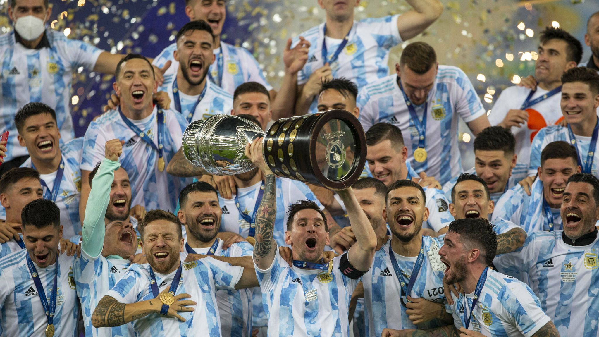 Сколько раз становилась чемпионом сборная команда аргентины. Сборная Аргентины 2021. Месси с Кубком Америки. Аргентина Бразилия финал Кубка Америки 2021.