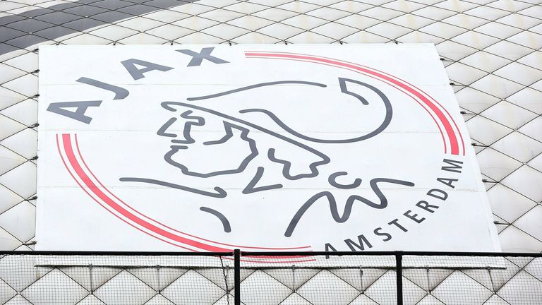 Ajax Amsterdam trauert um den 16 Jahre alten Nachwuchsspieler Noah Gesser.