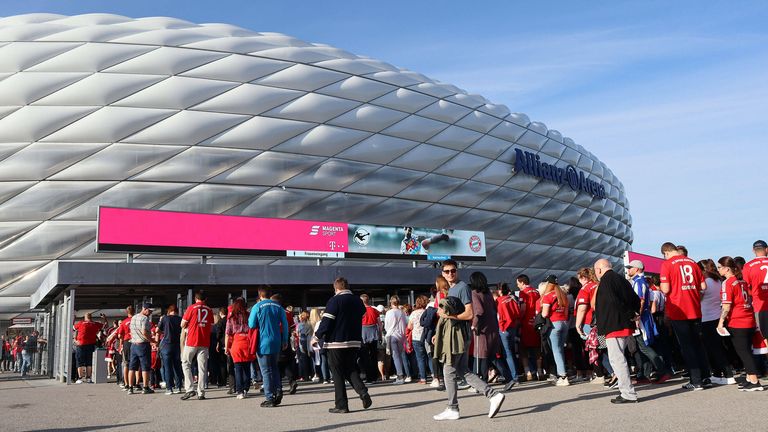 Zum Bundesliga-Start dürfen die Fans in die Stadien zurückkehren - unter Voraussetzungen und einer Ausnahme in München.