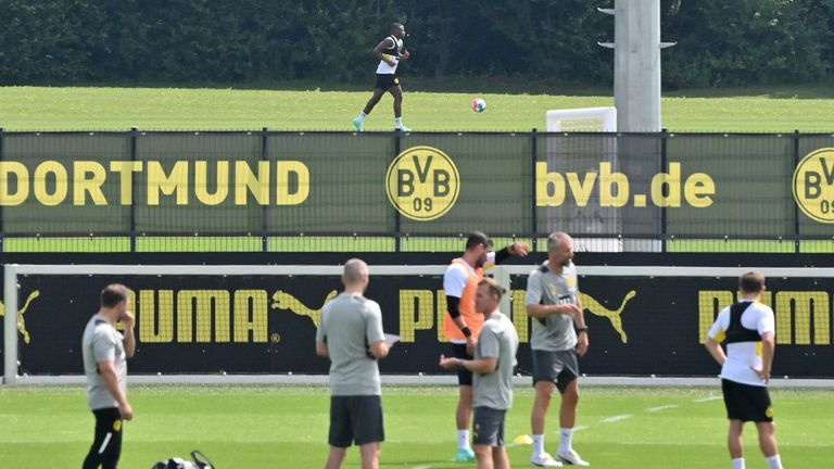 Während der neue BVB-Coach Marco Rose auf dem vorderen Trainingsplatz mit der Mannschaft trainiert, dreht Youssoufa Moukoko auf dem Nebenplatz (hinten) einsam seine Runden. 